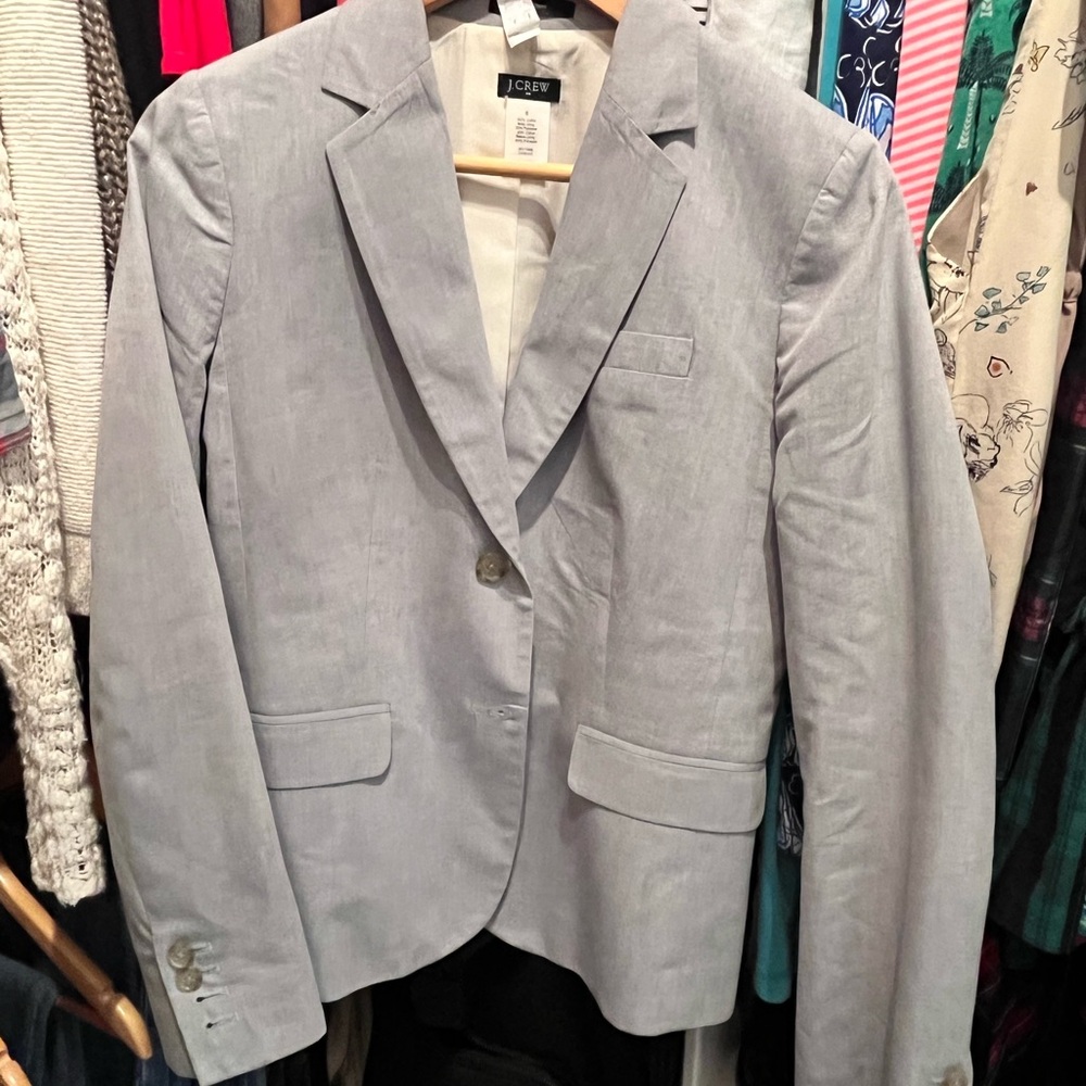 JCrew chambray schoolboy blazer is nearly new, no damage, excellent condition.